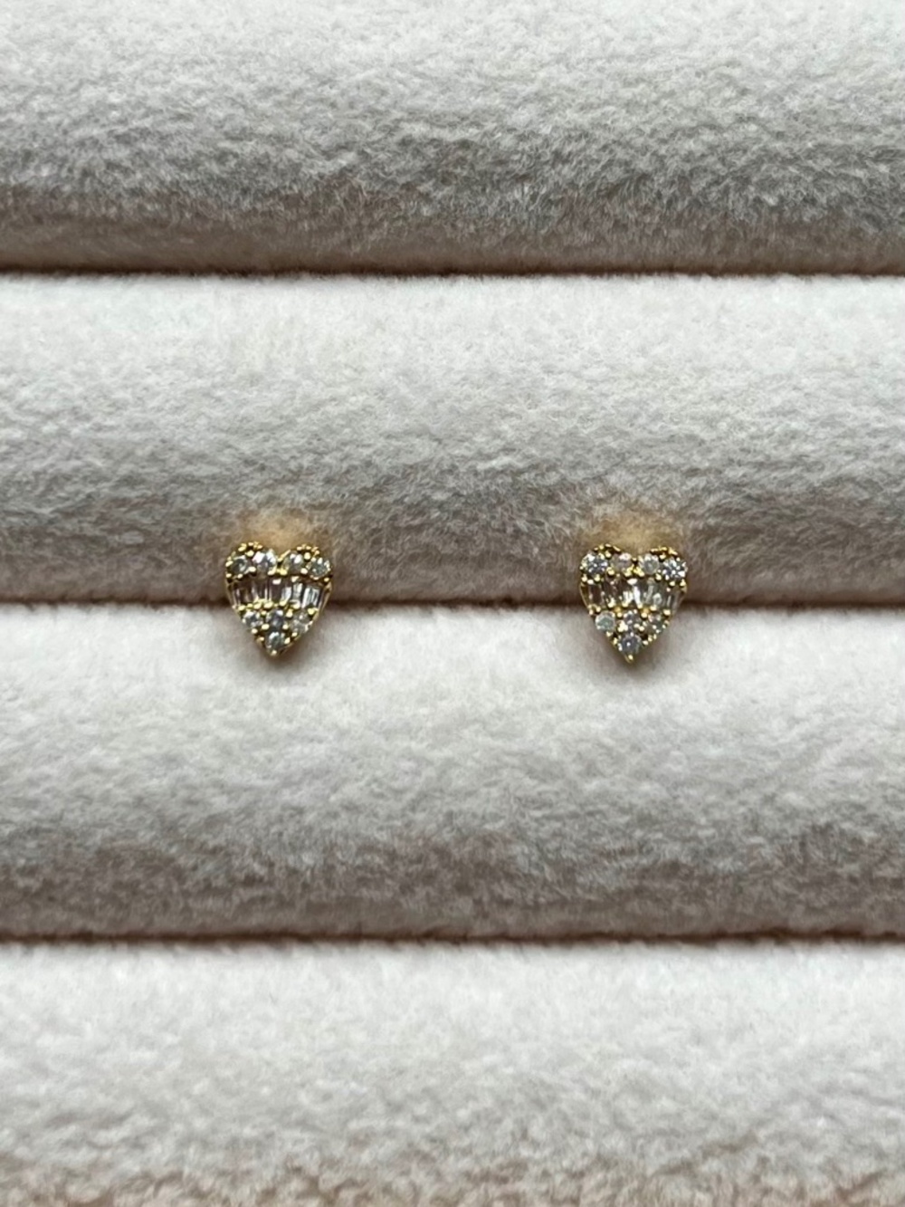 E050 | Natural Diamond Petite Heart Studs